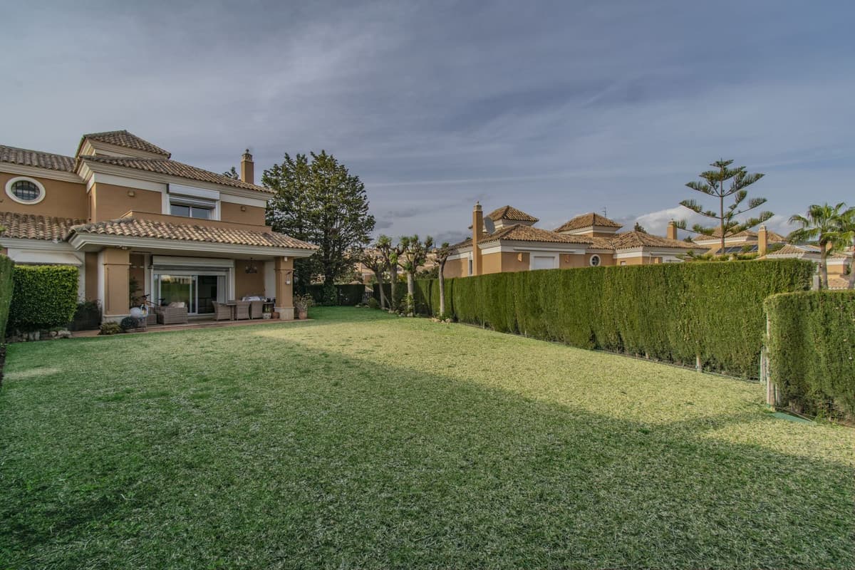 Semi-Detached House in Santa Clara — photo 1 of 9