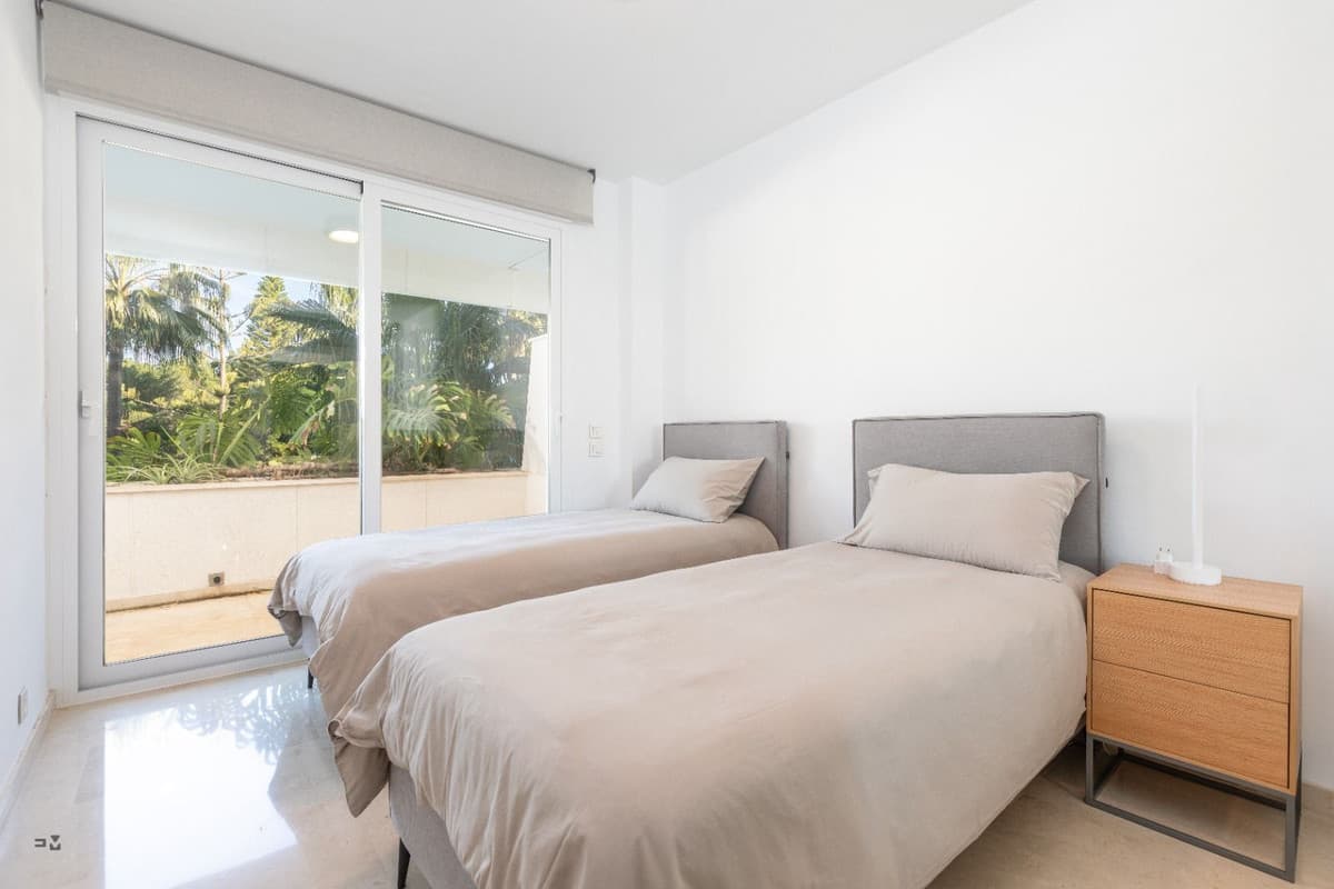 Middle Floor Apartment in Estepona — photo 4 of 10
