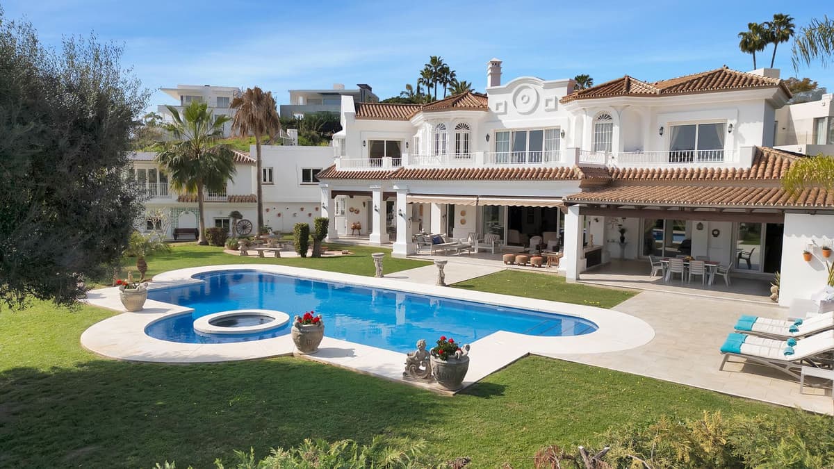 Detached Villa in Nueva Andalucía — photo 1 of 10