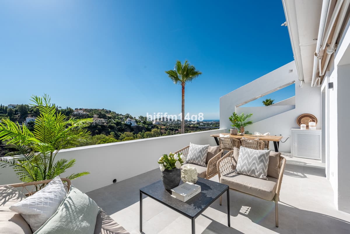 Middle Floor Apartment in La Quinta — photo 1 of 10