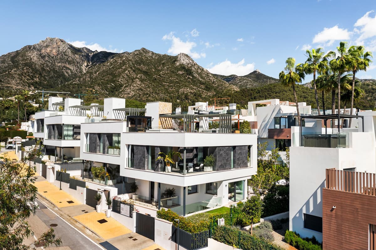 Semi-Detached House in Sierra Blanca — photo 3 of 10