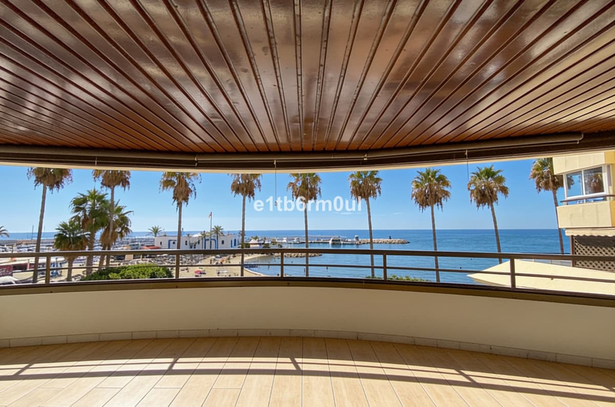 Middle Floor Apartment in Marbella — photo 1 of 10