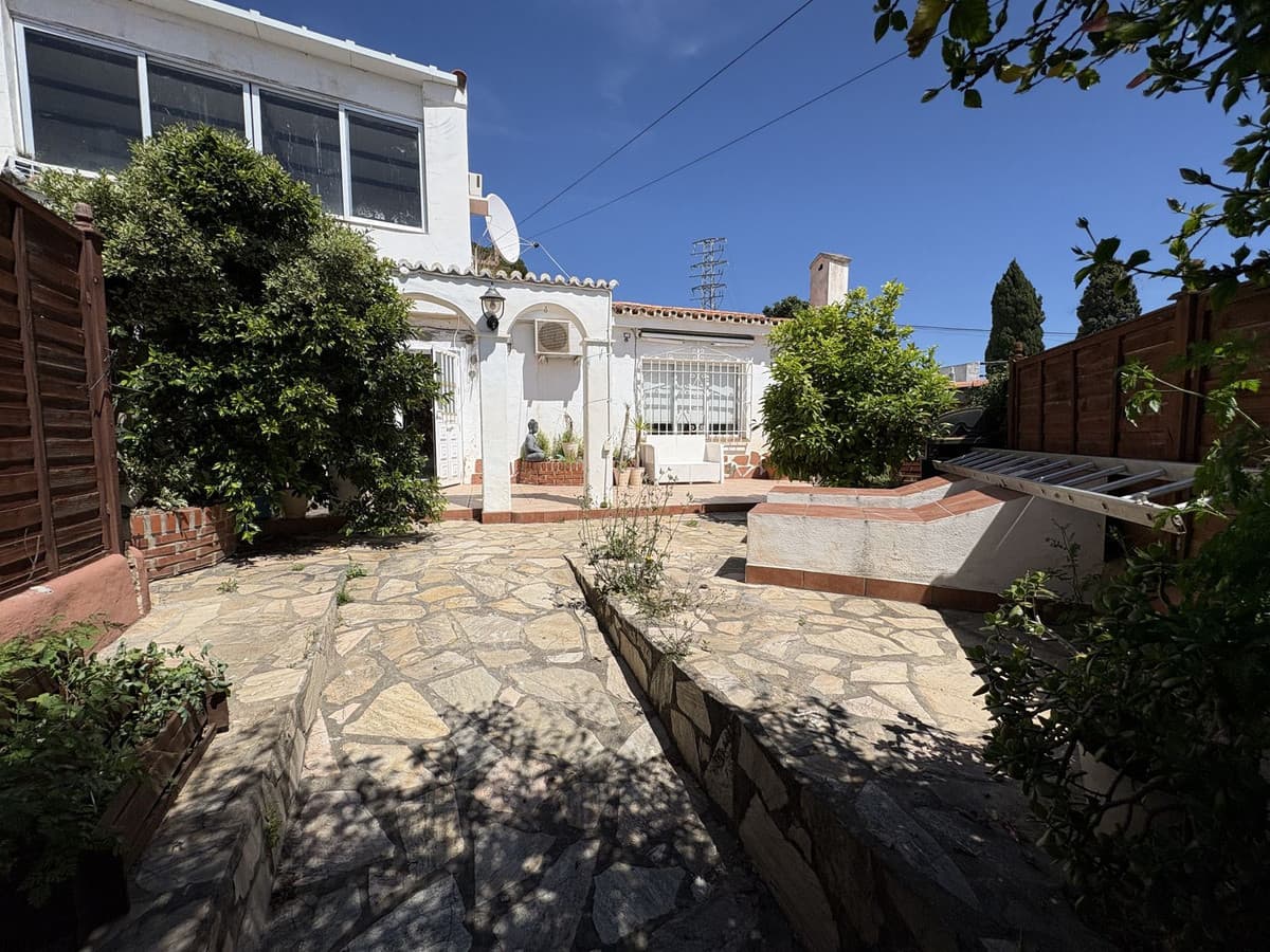 Semi-Detached House in Torreblanca — photo 1 of 10