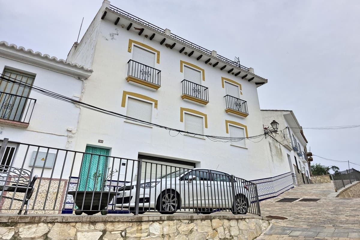 Townhouse in Guaro — photo 1 of 10