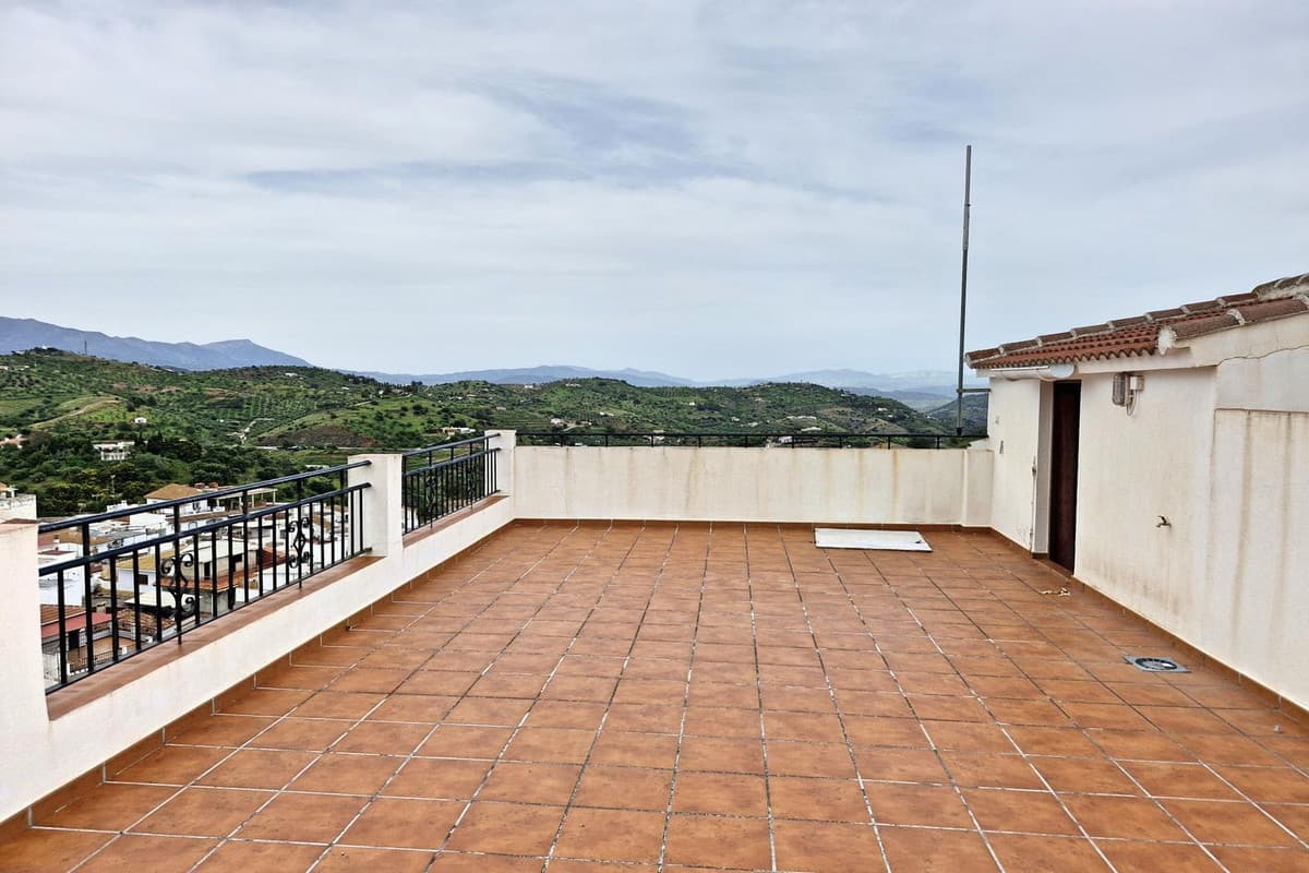 Townhouse in Guaro — photo 3 of 10