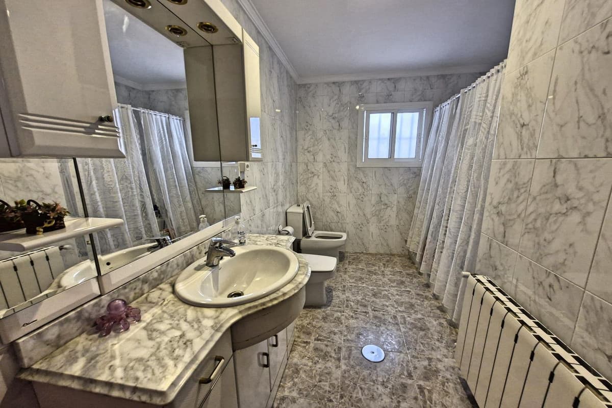 Townhouse in Guaro — photo 9 of 10