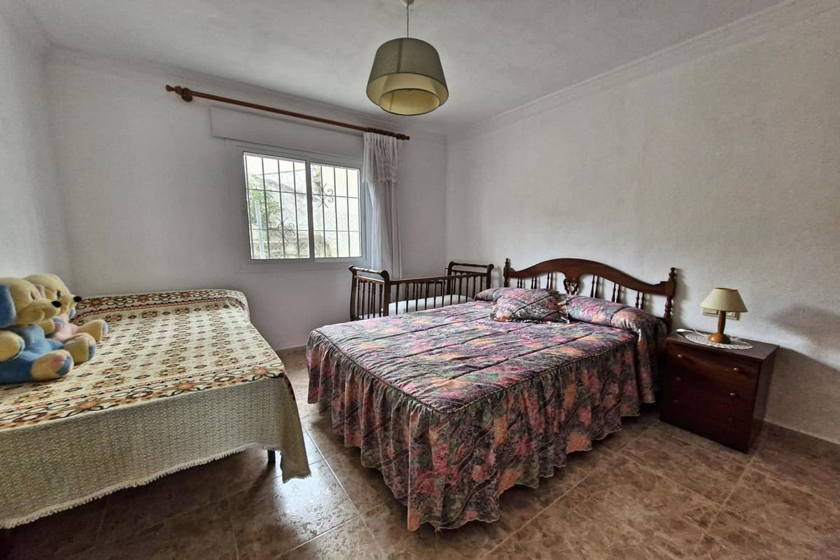 Townhouse in Guaro — photo 10 of 10