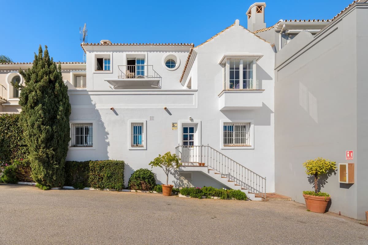 Townhouse in The Golden Mile — photo 1 of 10