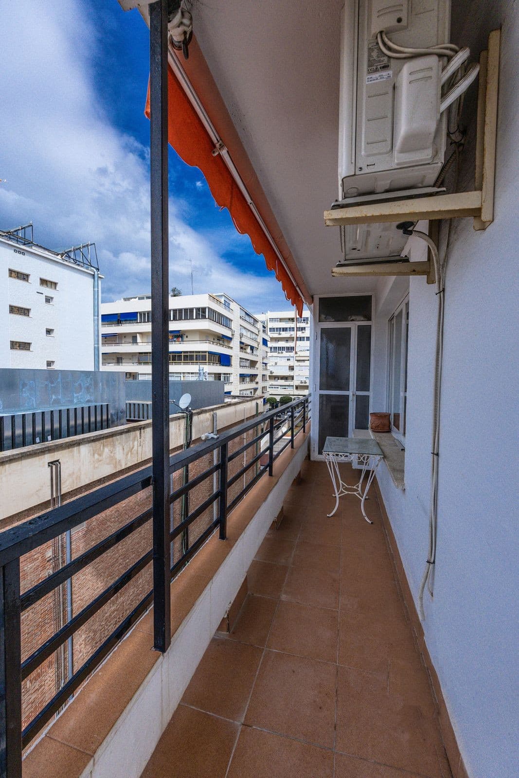 Middle Floor Apartment in Marbella — photo 3 of 10