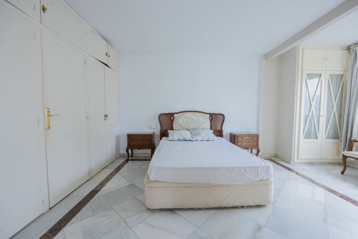 Middle Floor Apartment in Marbella — photo 10 of 10
