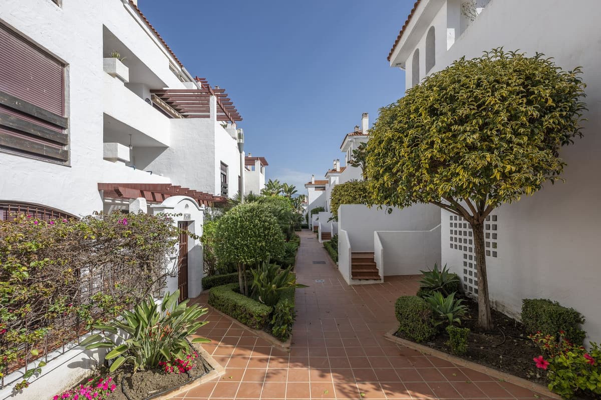 Middle Floor Apartment in Nueva Andalucía — photo 10 of 10