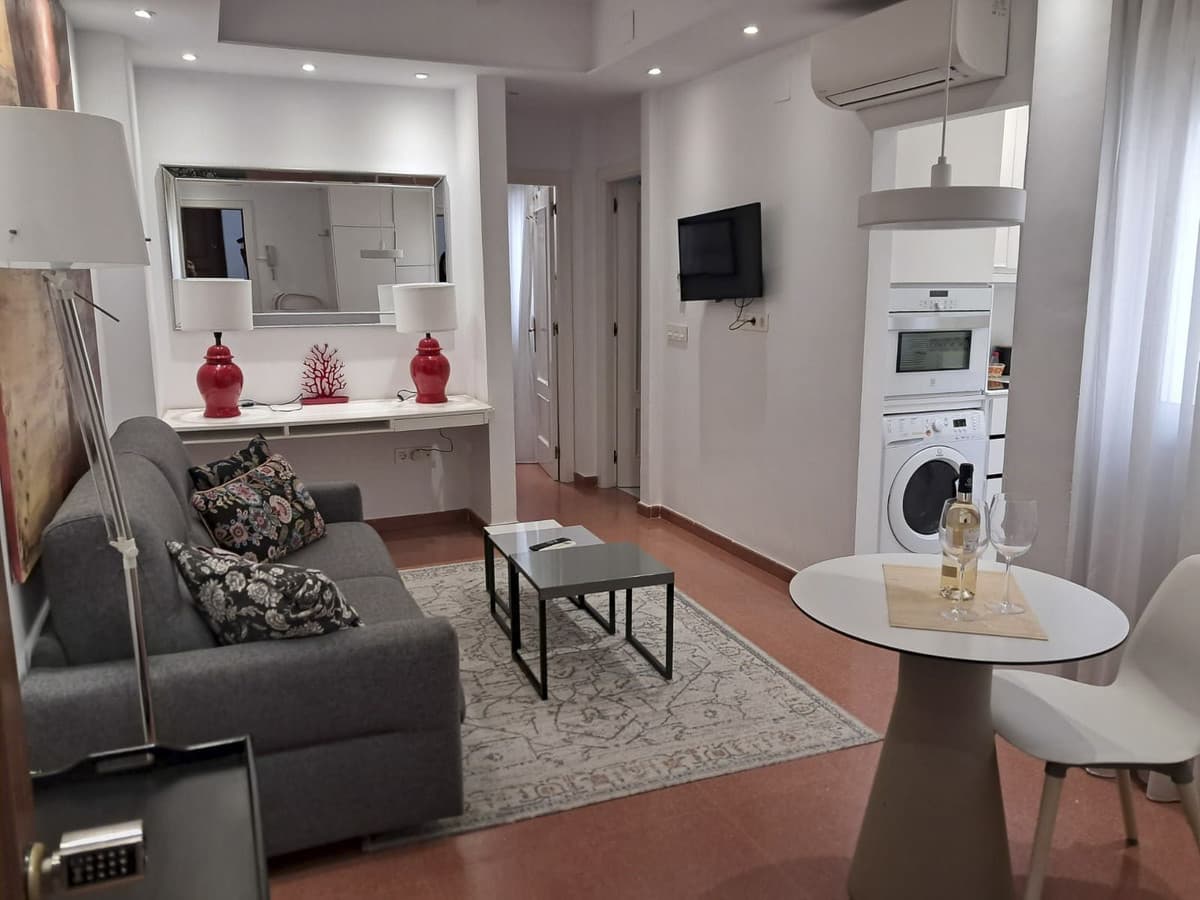 Middle Floor Apartment in Málaga Centro — photo 1 of 10
