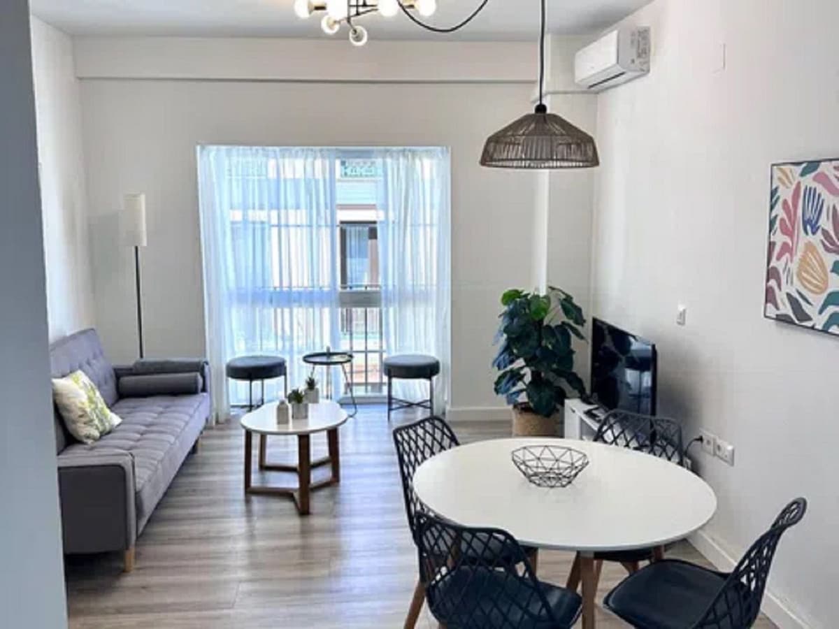 Middle Floor Apartment in Málaga Centro — photo 4 of 10