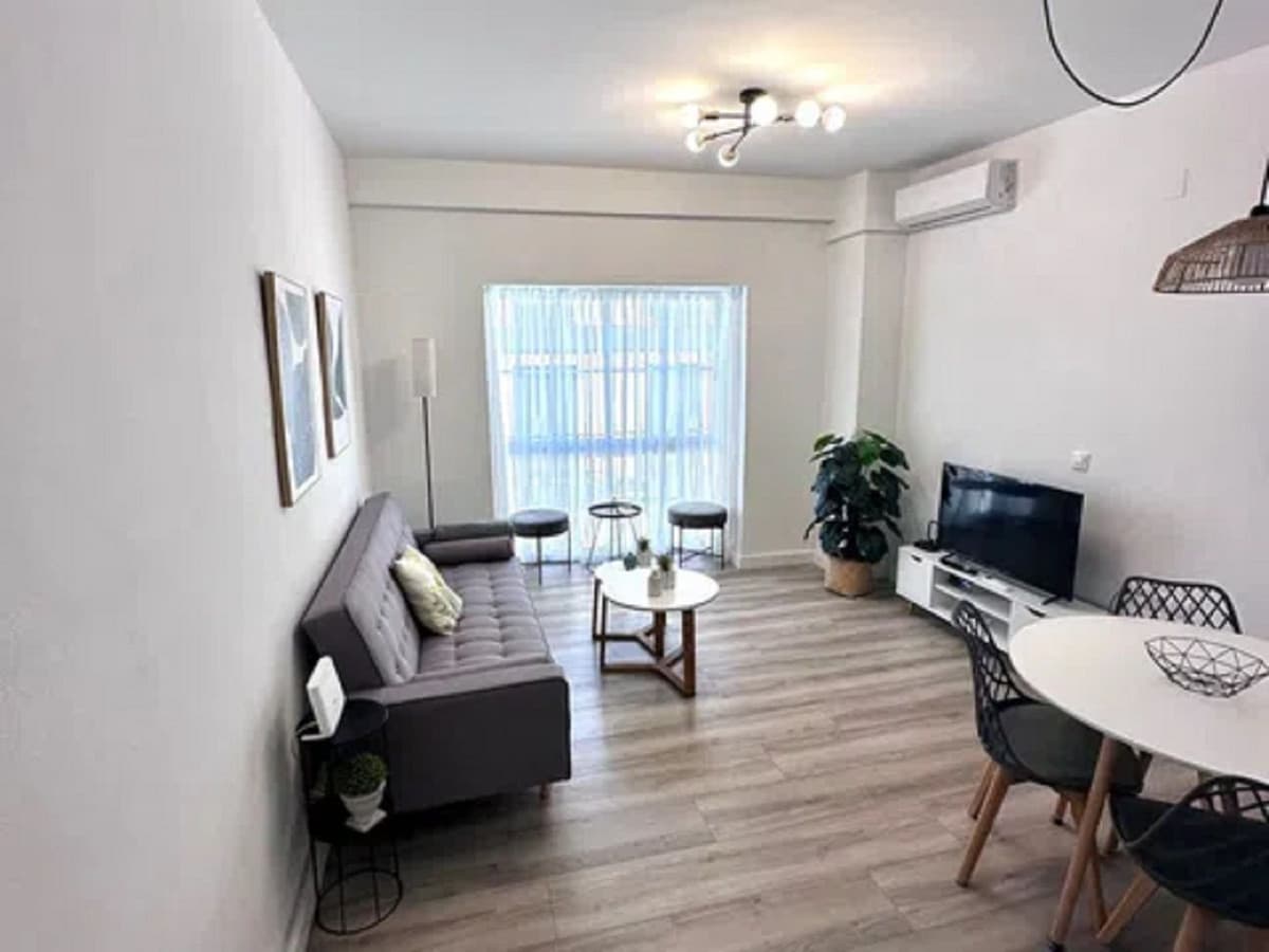 Middle Floor Apartment in Málaga Centro — photo 8 of 10