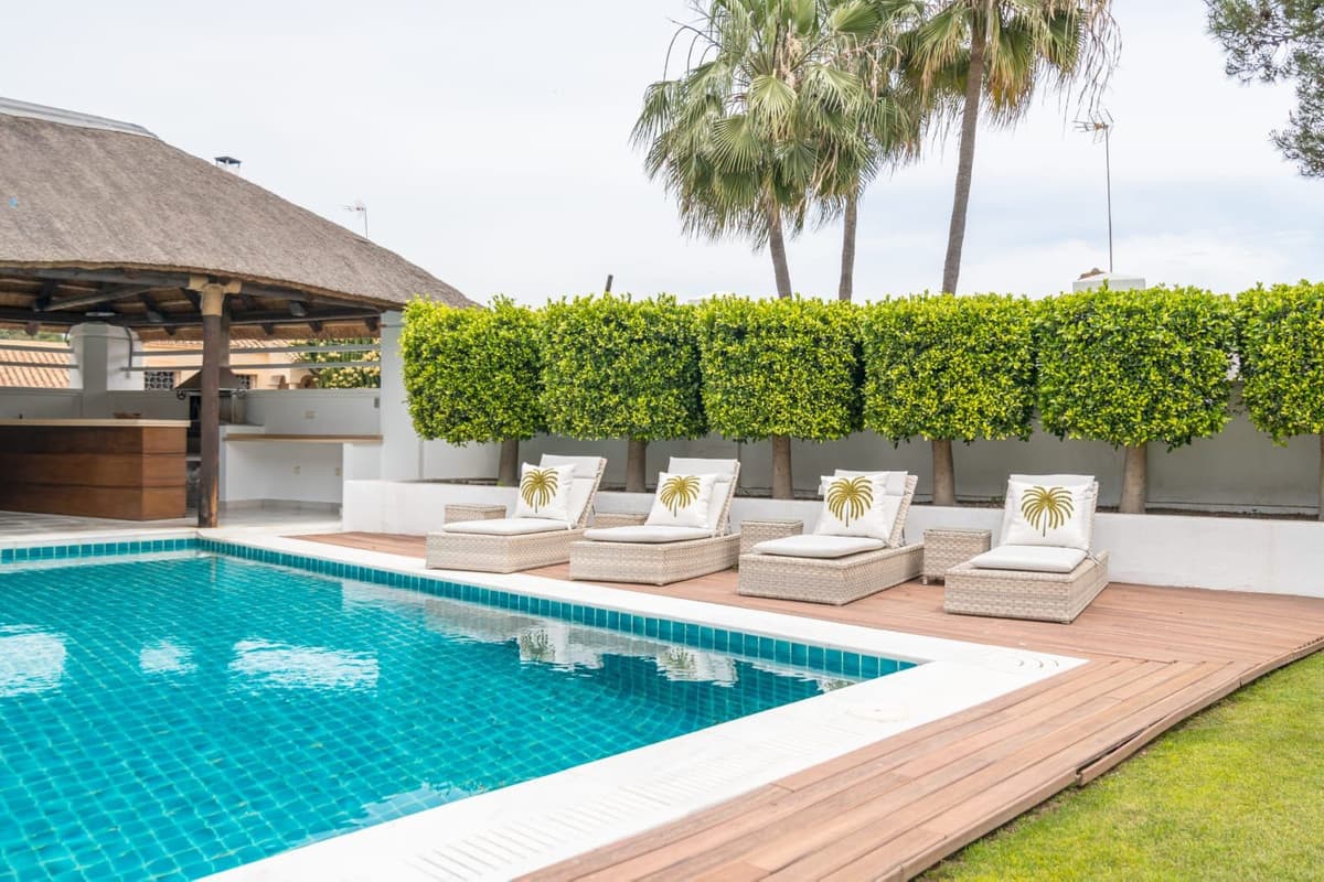 Detached Villa in Nueva Andalucía — photo 1 of 10