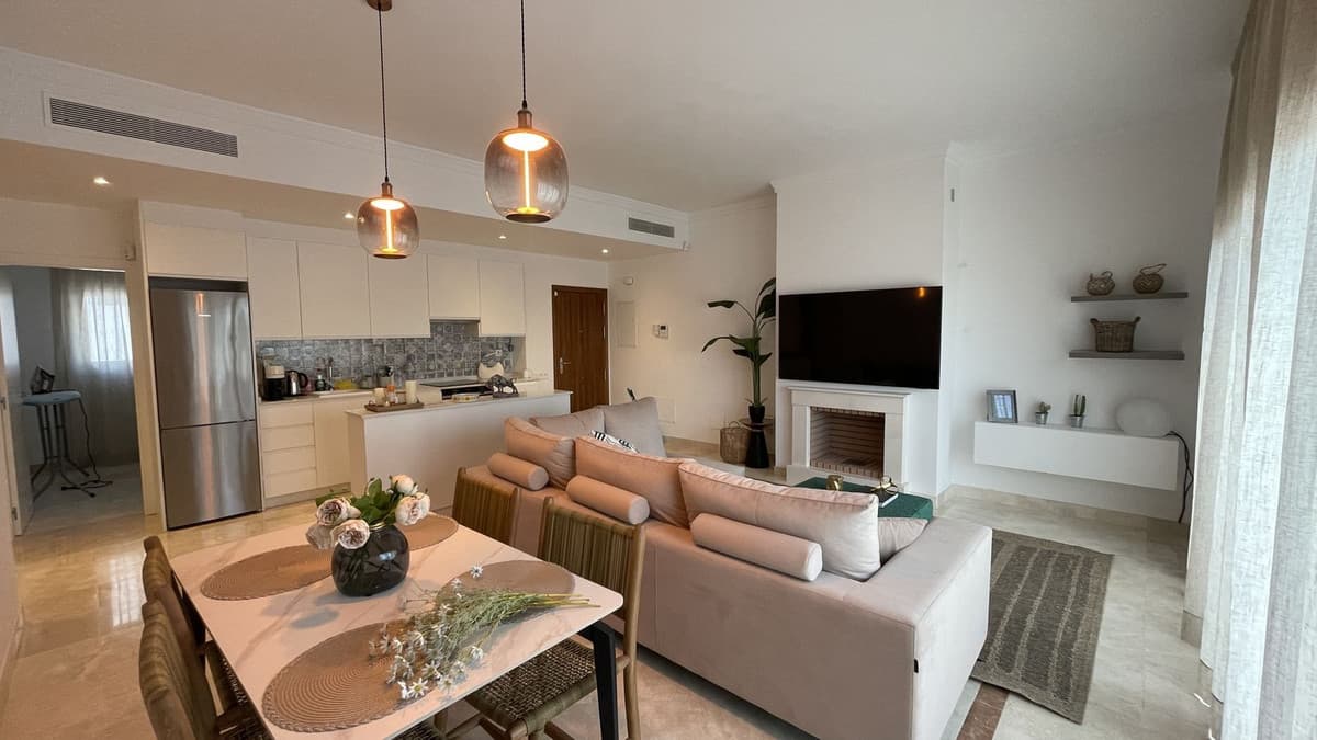 Middle Floor Apartment in El Paraiso — photo 2 of 10