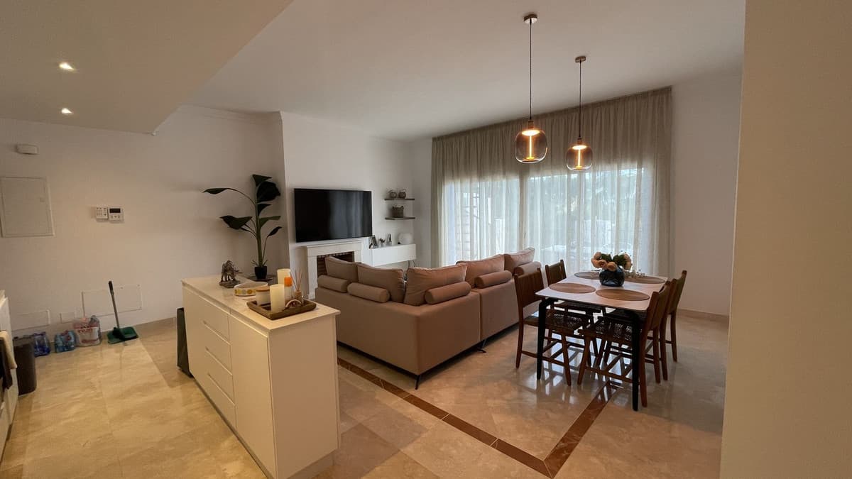 Middle Floor Apartment in El Paraiso — photo 3 of 10