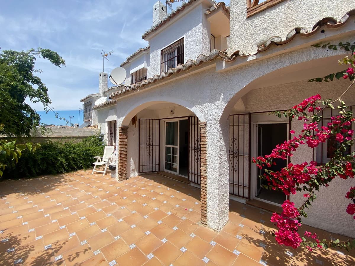 Semi-Detached House in Calahonda — photo 1 of 10