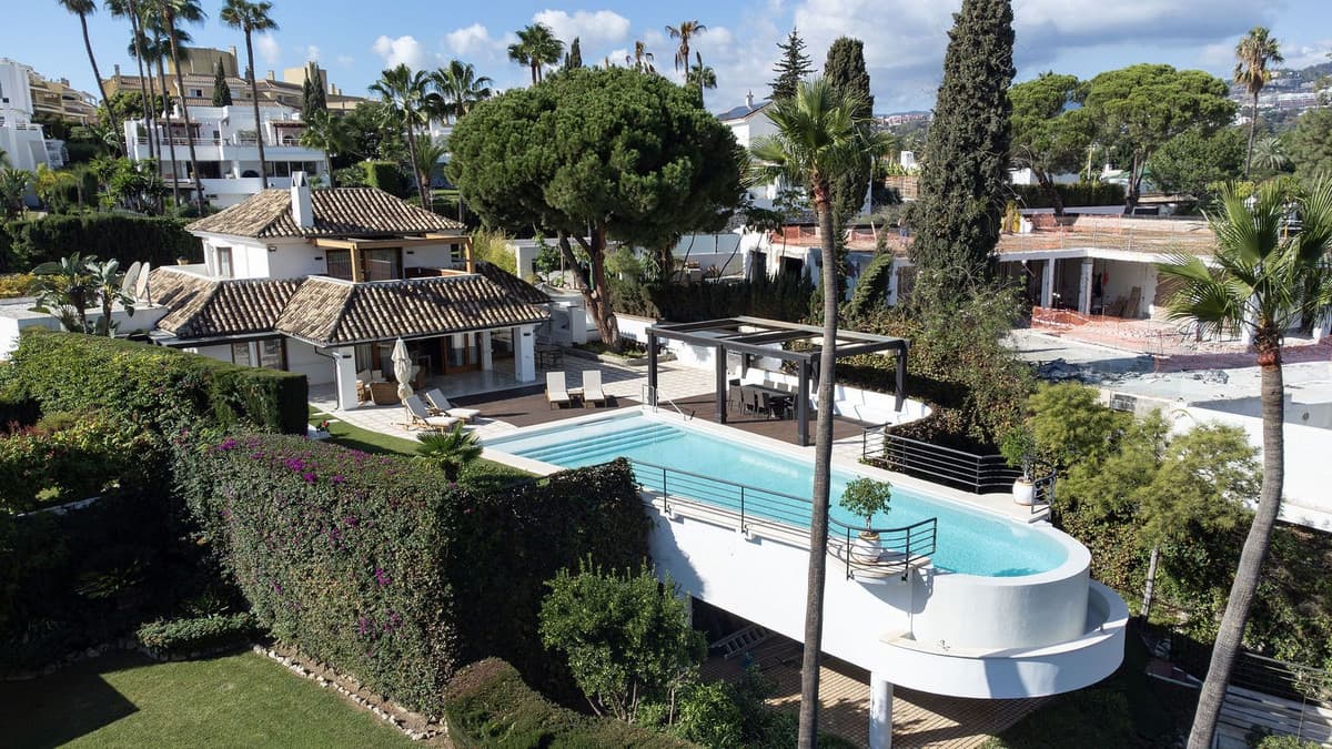 Detached Villa in Nueva Andalucía — photo 1 of 10