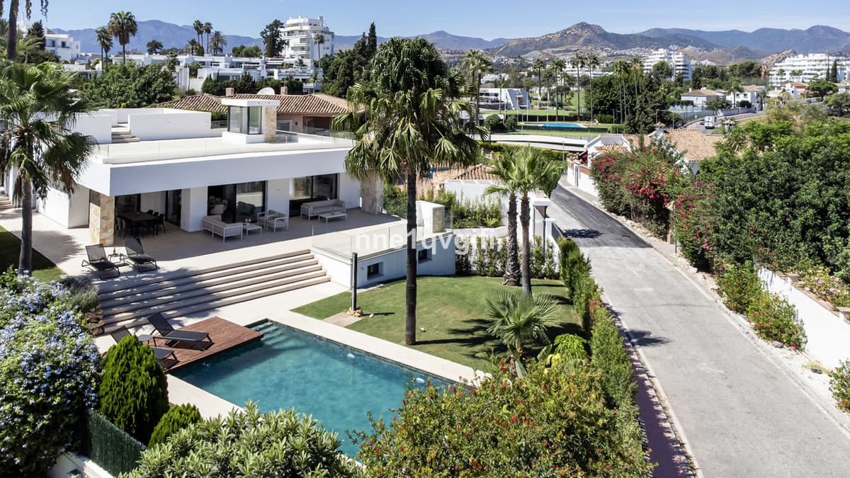 Detached Villa in Guadalmina Alta — photo 1 of 10