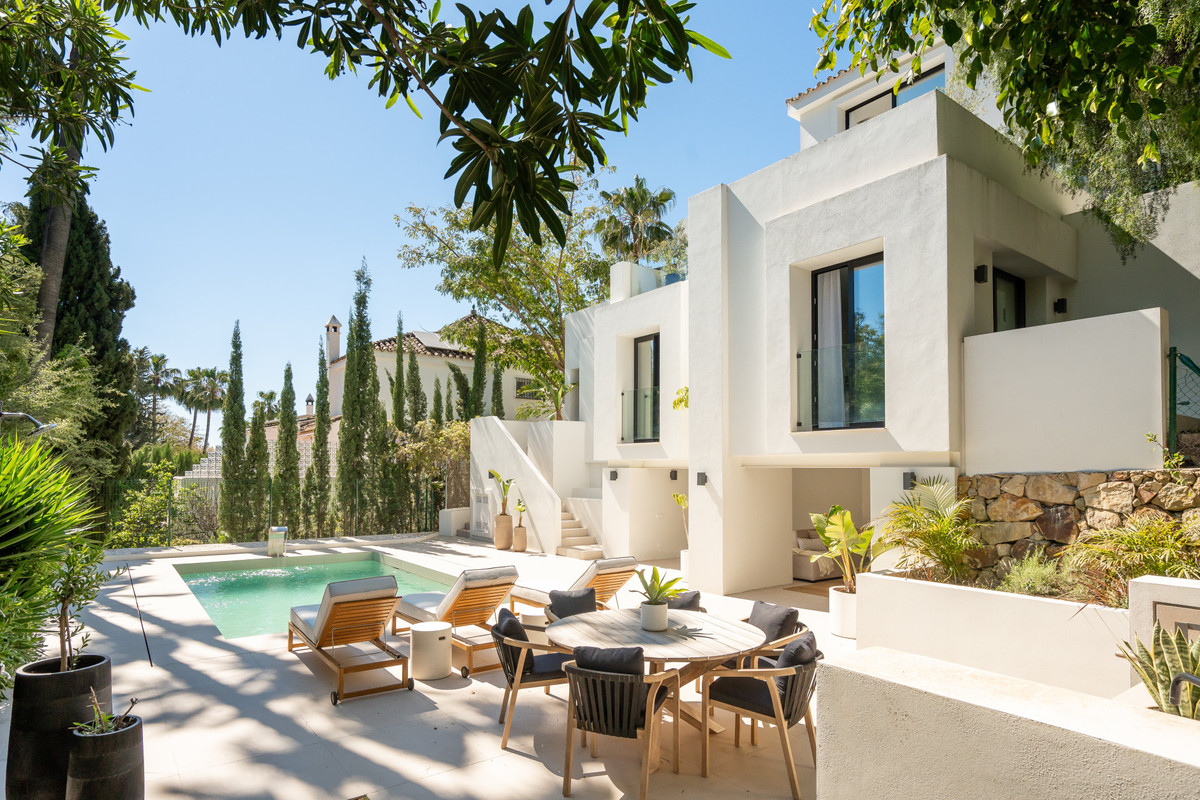 Detached Villa in Nueva Andalucía — photo 1 of 10