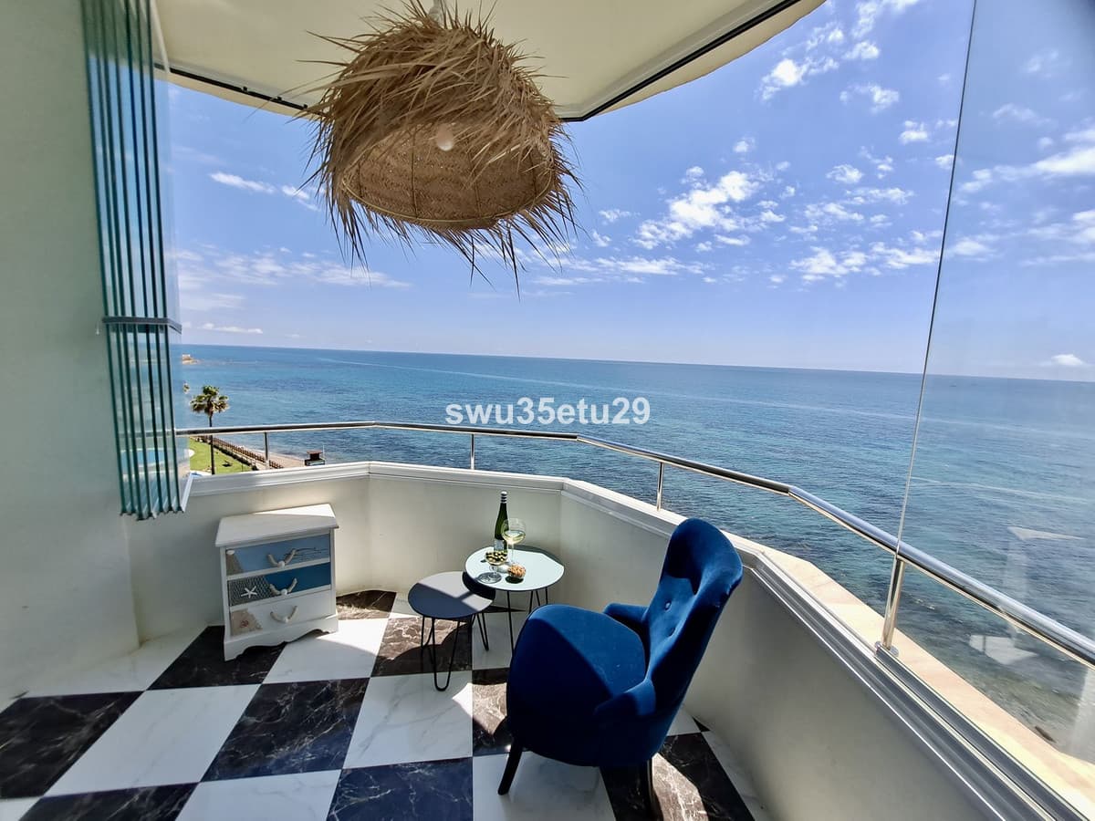 Middle Floor Apartment in Calahonda — photo 1 of 10