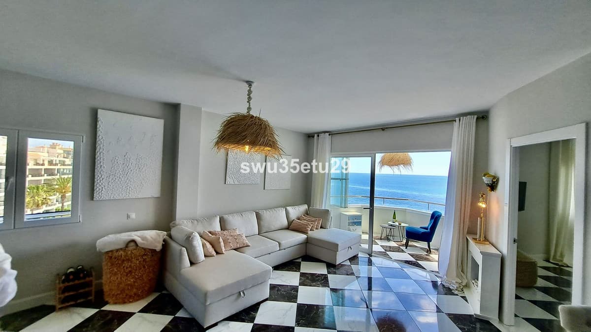 Middle Floor Apartment in Calahonda — photo 5 of 10