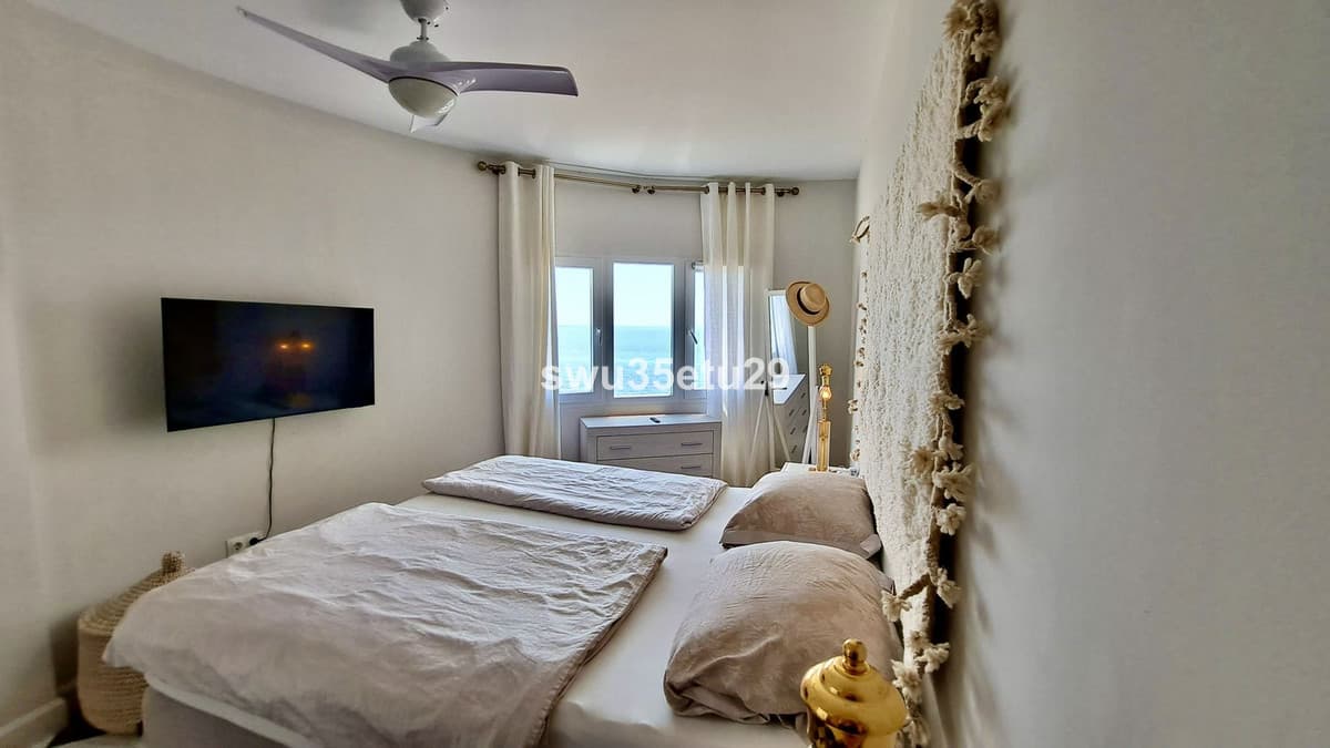 Middle Floor Apartment in Calahonda — photo 7 of 10