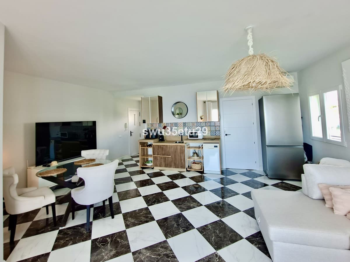 Middle Floor Apartment in Calahonda — photo 8 of 10