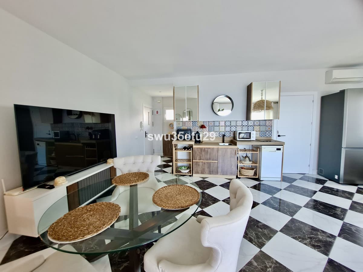 Middle Floor Apartment in Calahonda — photo 9 of 10