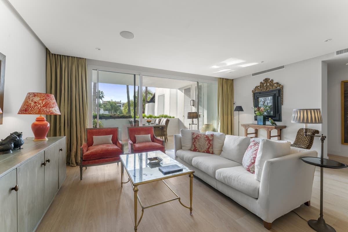 Middle Floor Apartment in The Golden Mile — photo 6 of 10