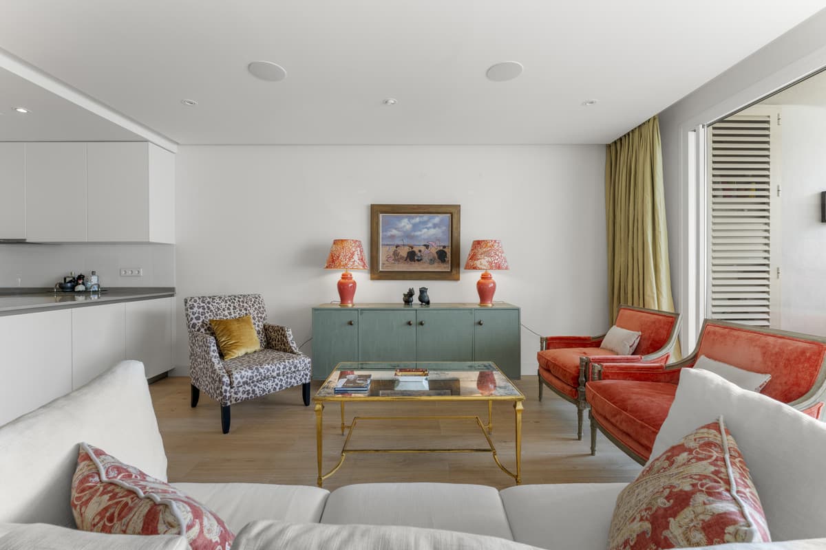 Middle Floor Apartment in The Golden Mile — photo 10 of 10