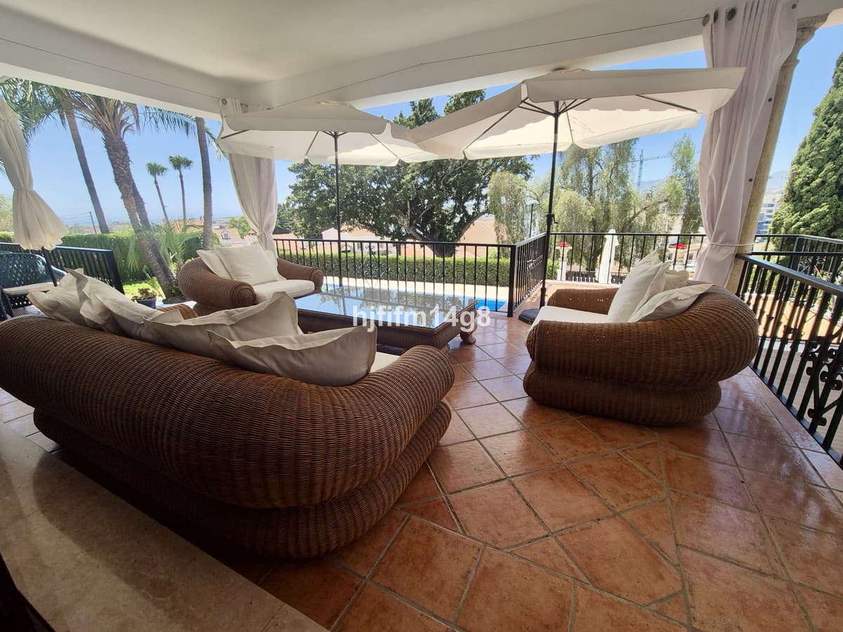 Detached Villa in La Campana — photo 3 of 10