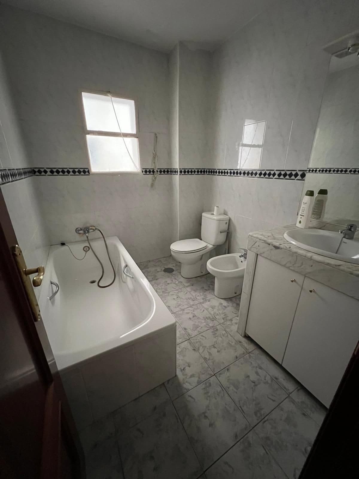 Middle Floor Apartment in Málaga Centro — photo 5 of 8