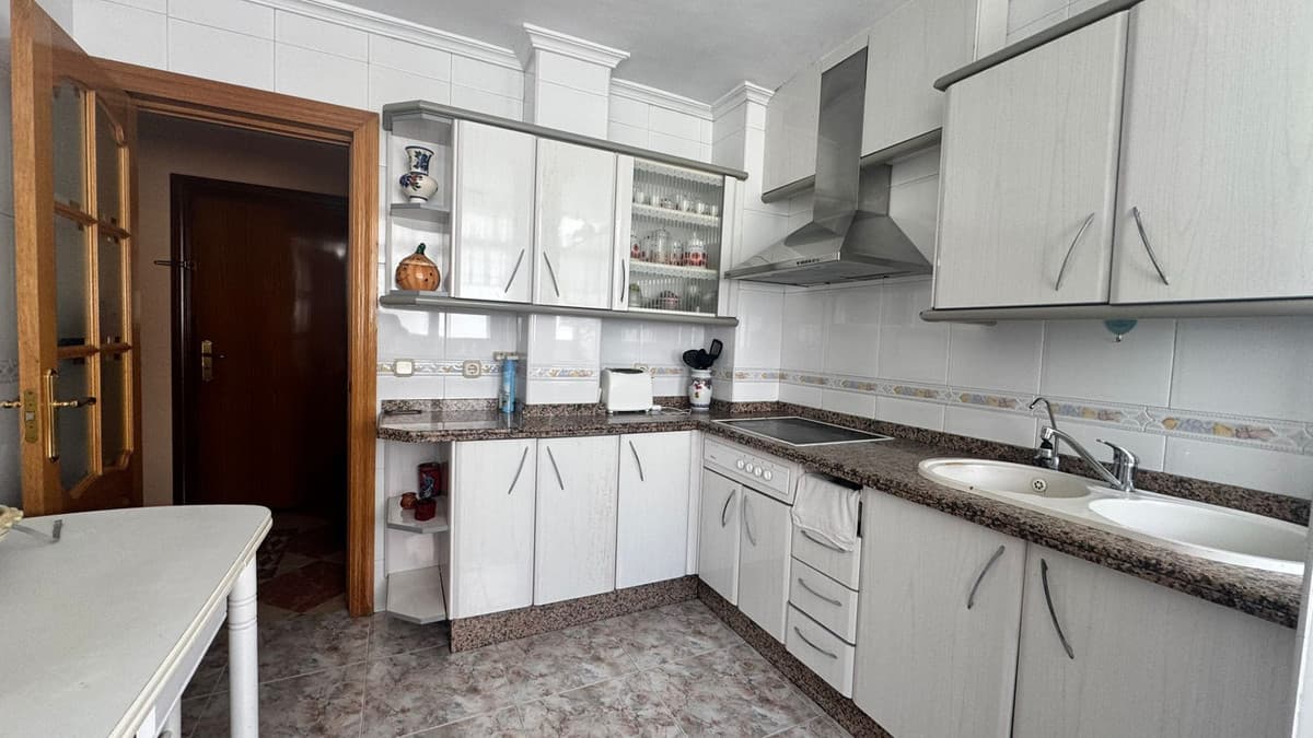 Middle Floor Apartment in Málaga — photo 3 of 10