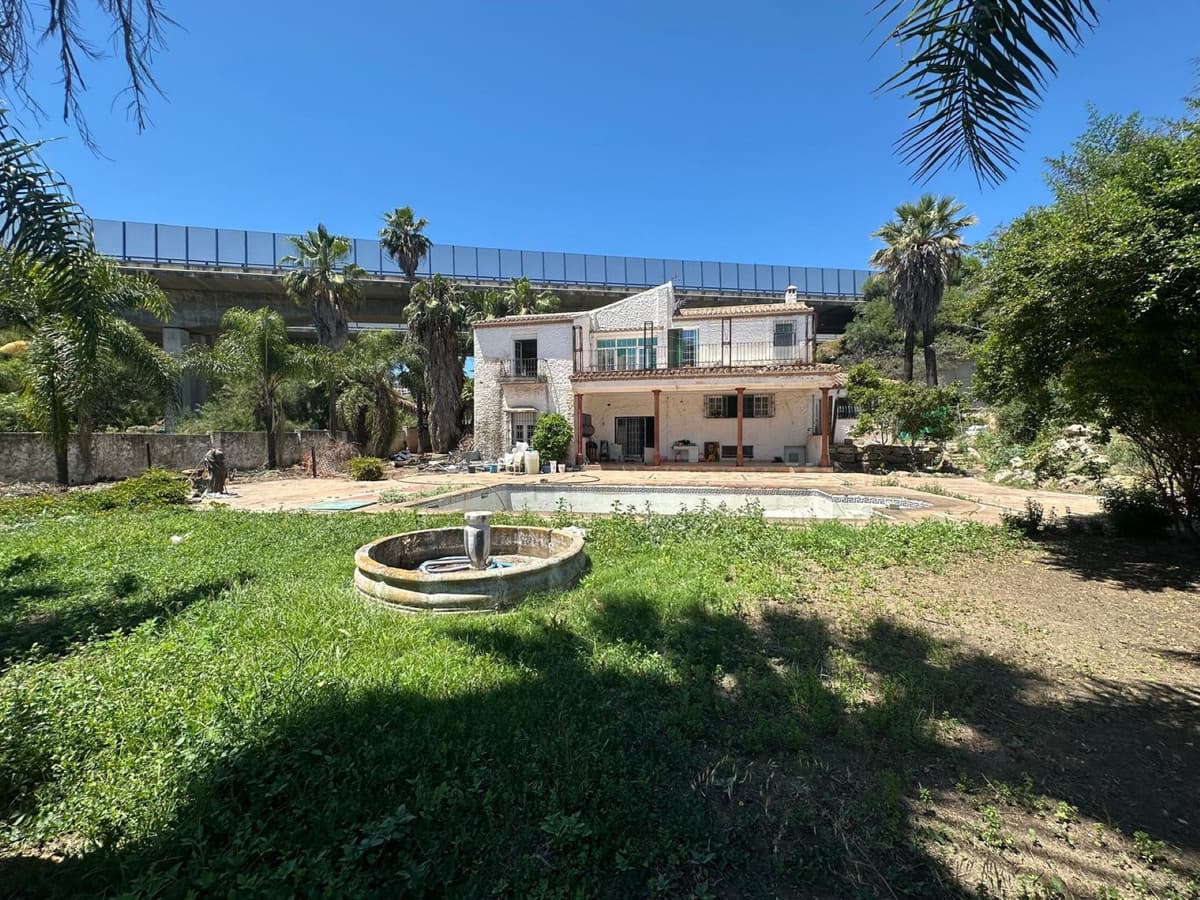 Detached Villa in Nueva Andalucía — photo 1 of 10
