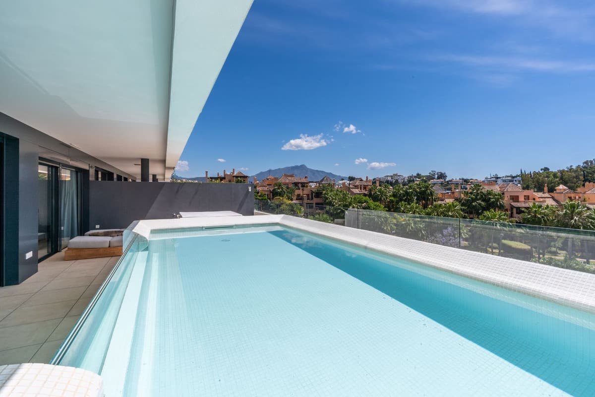Middle Floor Apartment in Estepona — photo 3 of 10