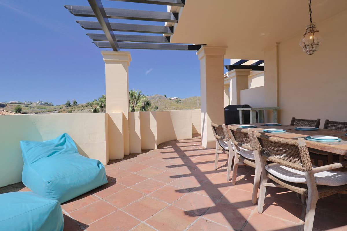 Middle Floor Apartment in Benahavís — photo 2 of 10