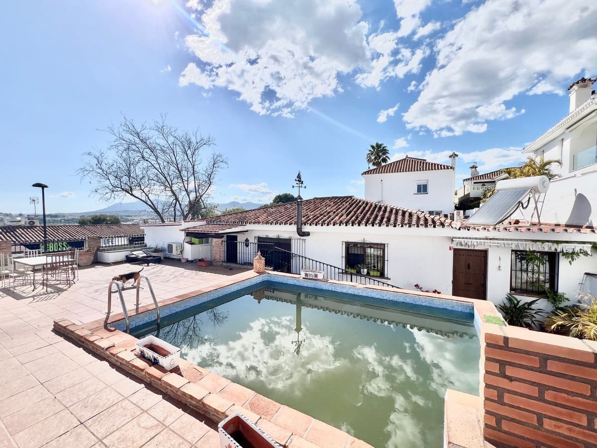 Detached Villa in Nueva Andalucía — photo 1 of 10