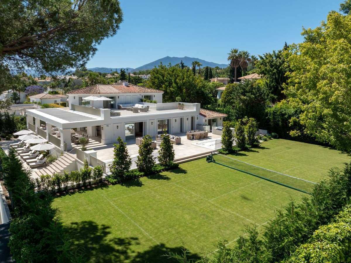 Detached Villa in Nagüeles — photo 1 of 10