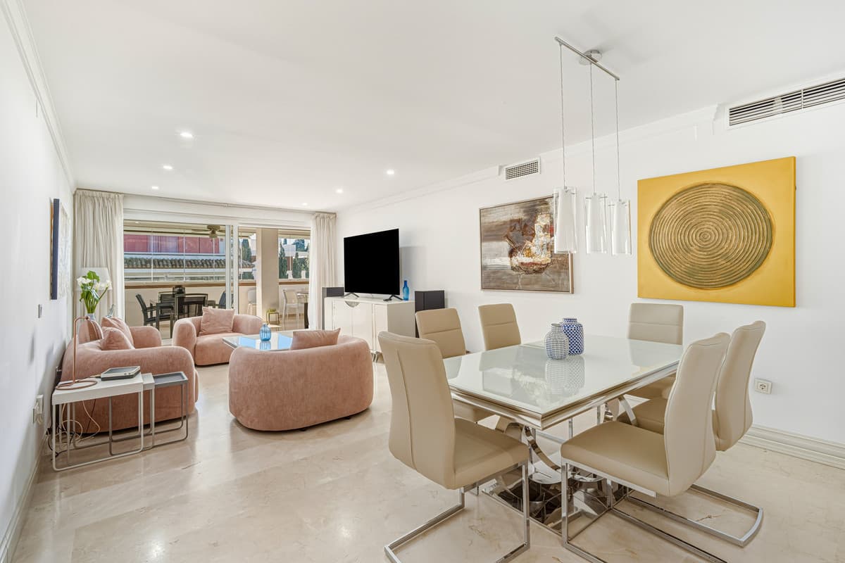 Middle Floor Apartment in The Golden Mile — photo 2 of 10