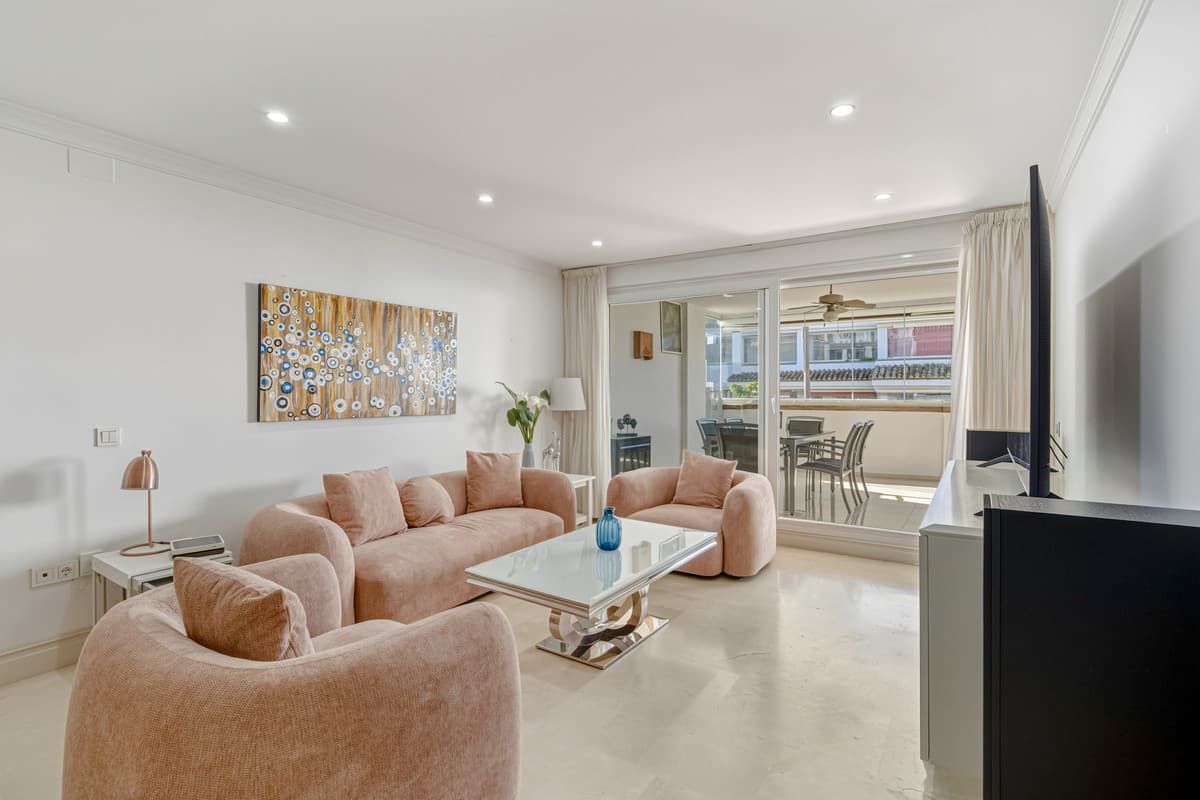 Middle Floor Apartment in The Golden Mile — photo 7 of 10