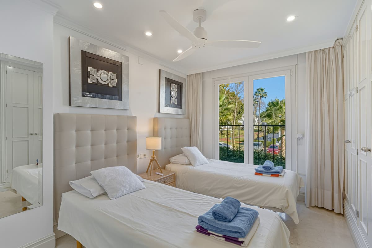 Middle Floor Apartment in The Golden Mile — photo 9 of 10