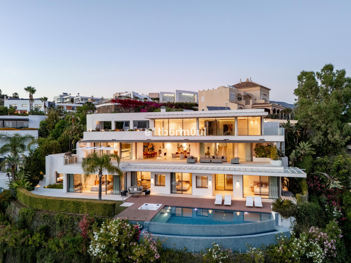 Detached Villa in La Quinta — photo 1 of 10