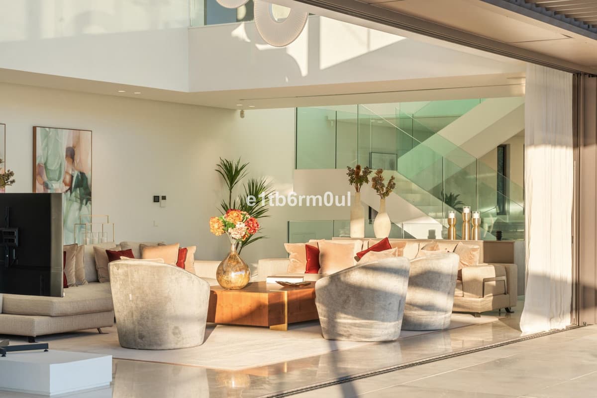 Detached Villa in La Quinta — photo 2 of 10