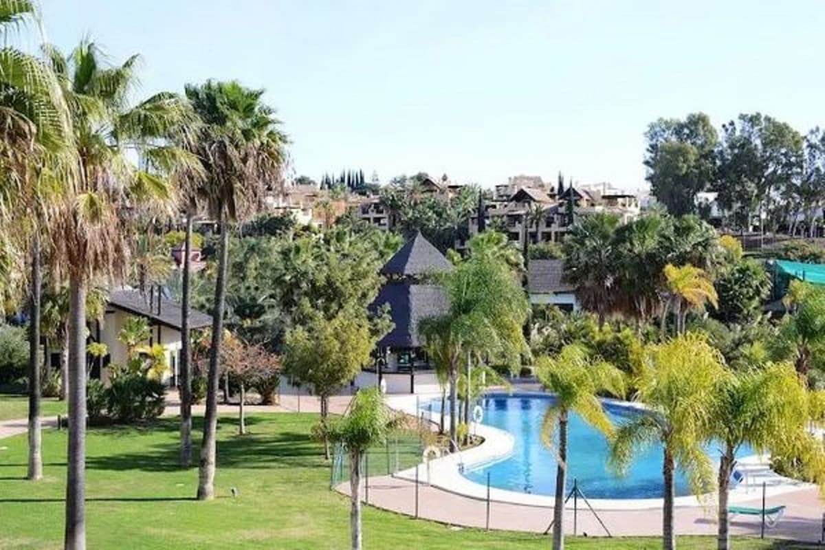 Middle Floor Apartment in Estepona — photo 1 of 10