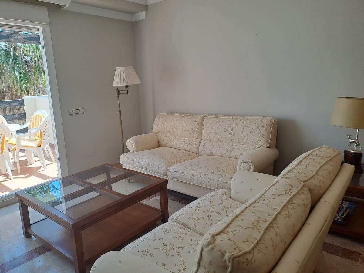 Middle Floor Apartment in Estepona — photo 9 of 10