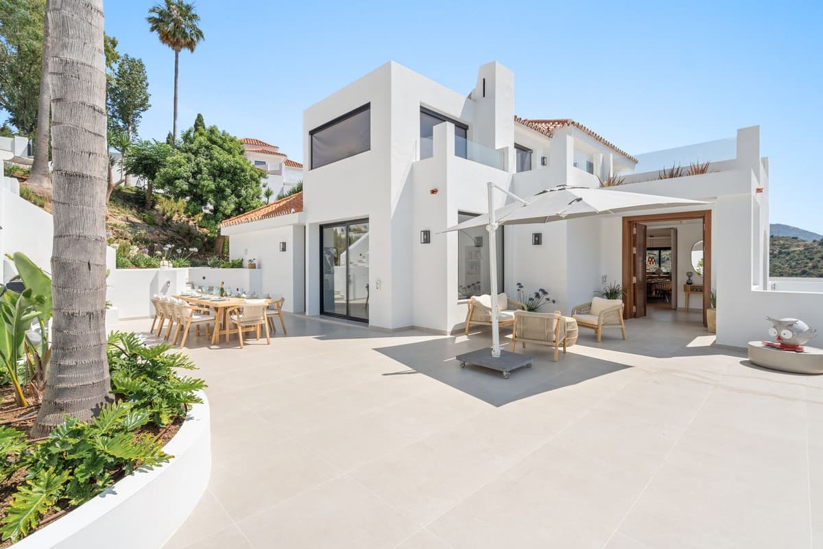 Detached Villa in Nueva Andalucía — photo 1 of 10
