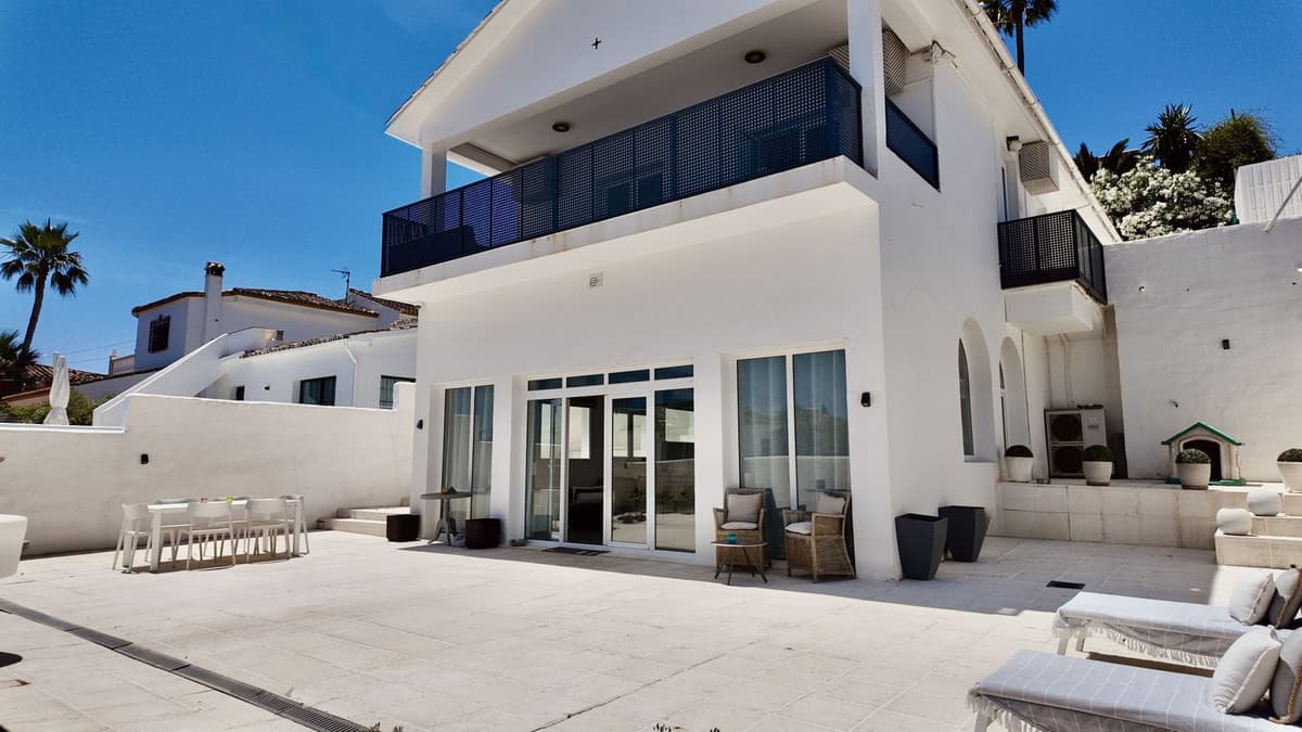 Detached Villa in Nueva Andalucía — photo 1 of 10