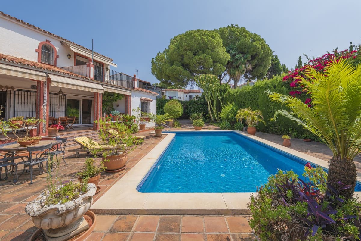 Detached Villa in Marbella — photo 1 of 10
